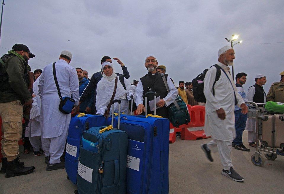 جموں و کشمیر سے حجاج کرام کا پہلا قافلہ حج کے لیے روانہ