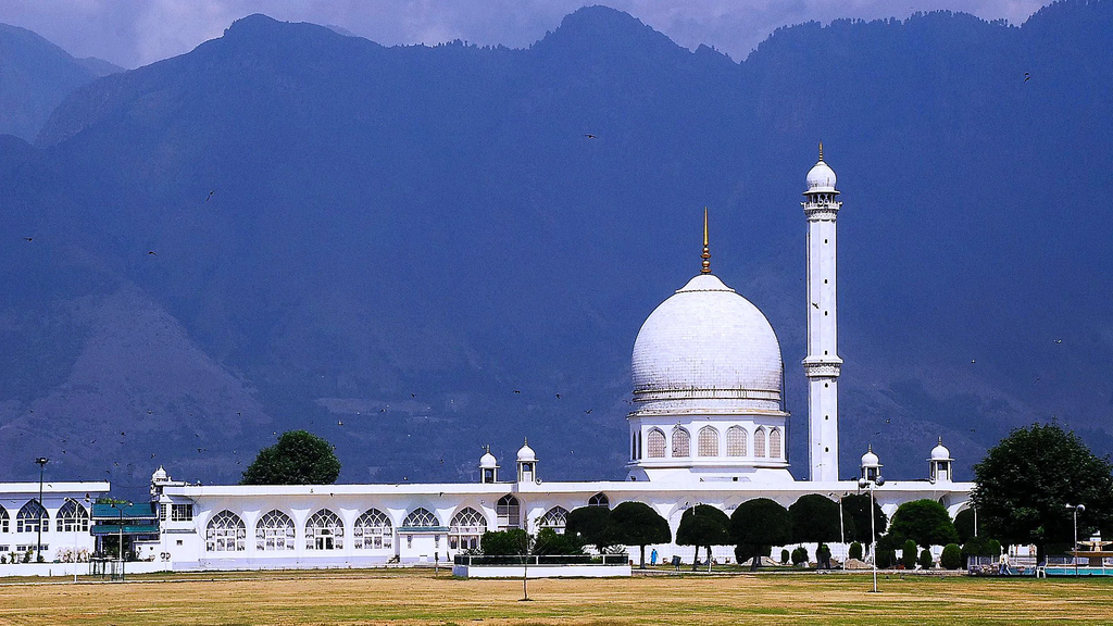 Join the spiritual observance at Hazratbal Shrine   