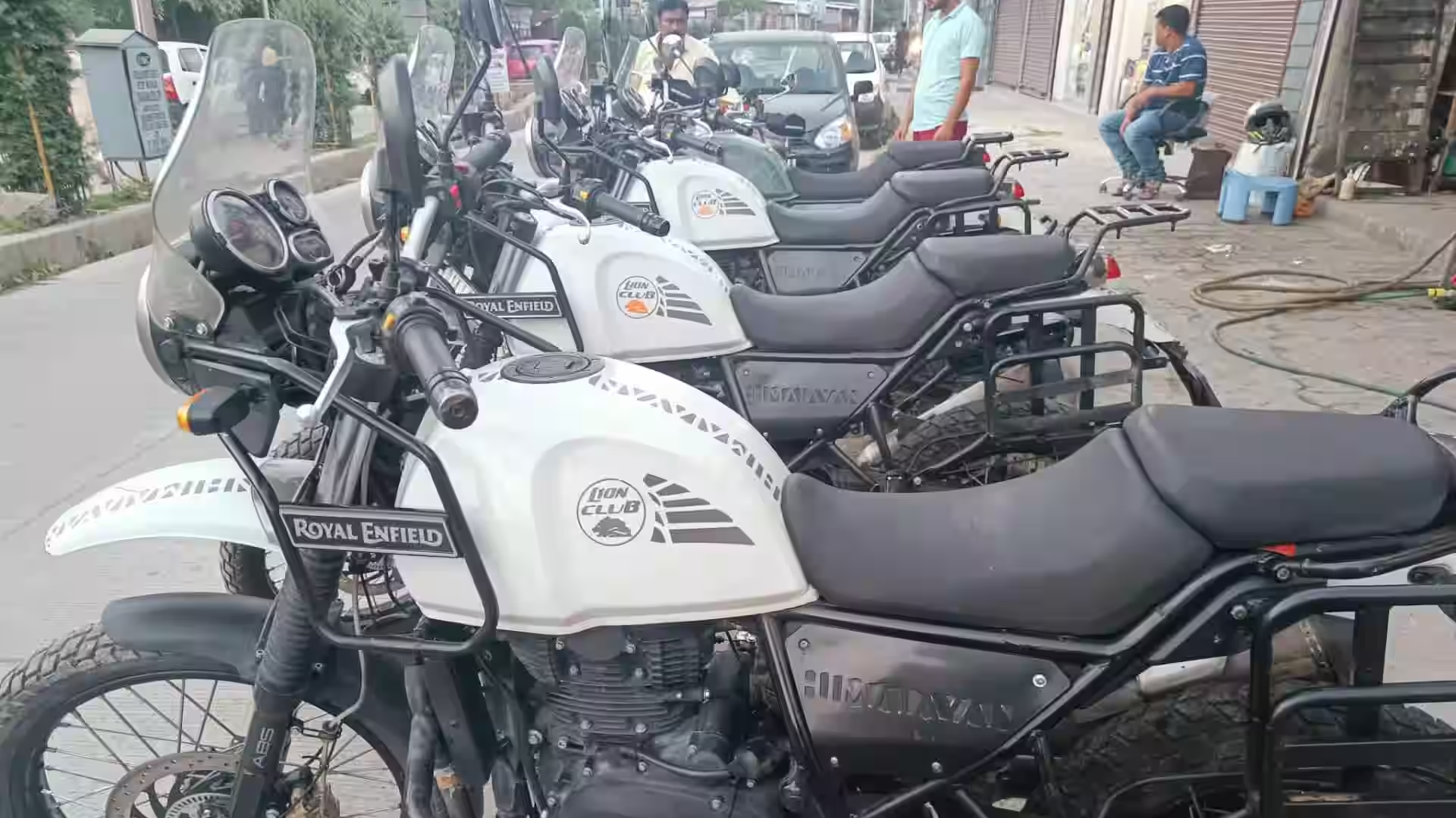 Discover Kashmir effortlessly! Rent premium bikes from Bike Rentals Srinagar. Choose from sporty to rugged options and explore breathtaking landscapes. Reserve your ride today! Call: 8401579728