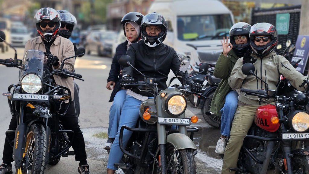 Experience the beauty of Kashmir effortlessly! Rent top-quality bikes or cars from Bike Rentals Srinagar. Choose from sporty to rugged options and enjoy breathtaking landscapes. Book now! Call: 8460250960