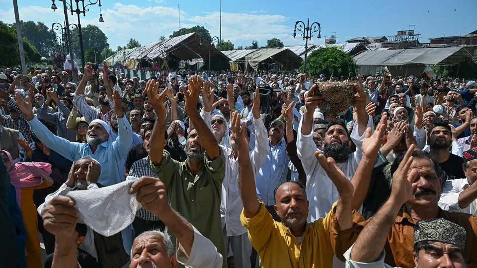 Devotees Throng Hazratbal on Eid-e-Milad