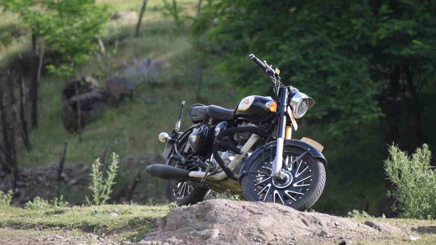 Ride through Kashmir’s beauty! Choose from top-quality bikes at Bike Rentals Srinagar. From sporty to rugged, find your perfect match and enjoy the stunning scenery. Book now! Contact: 9055520707